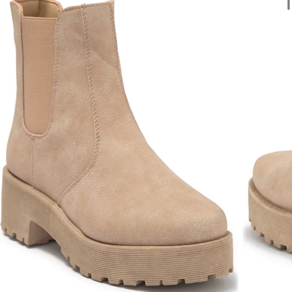 BRAND NEW beige boots